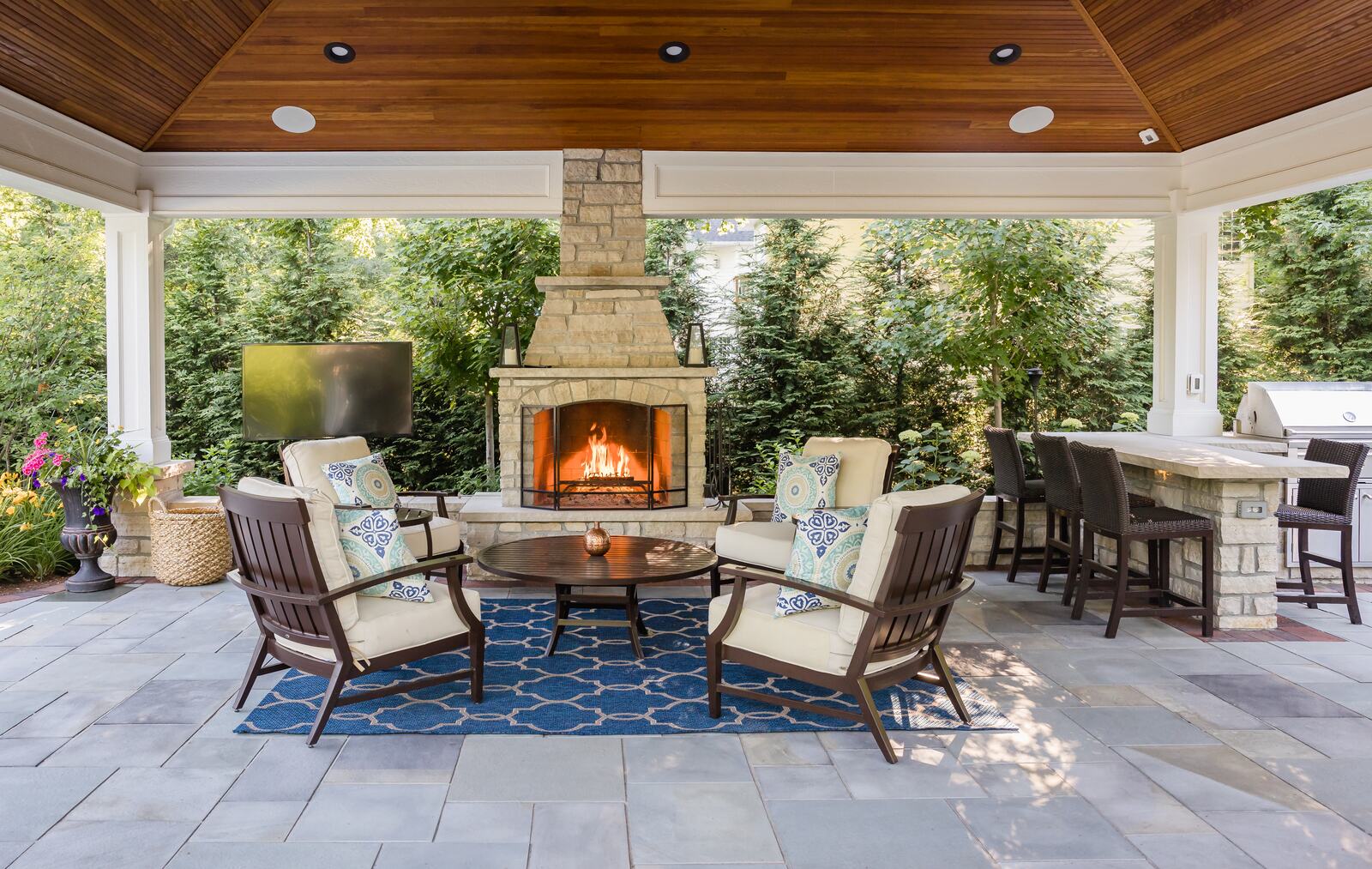 Outdoor fire pit and fireplace installation — Green Grass Landscape, Chicago's western suburbs